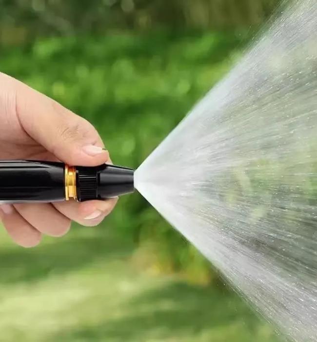 Strong and long lasting hose nozzle made for outdoor cleaning and daily use.