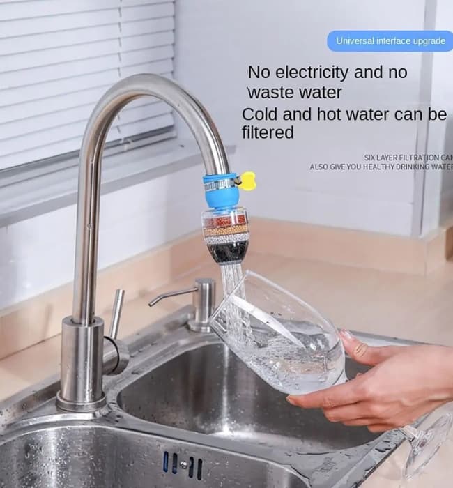 Kitchen tap filter for reducing impurities and water splashing.