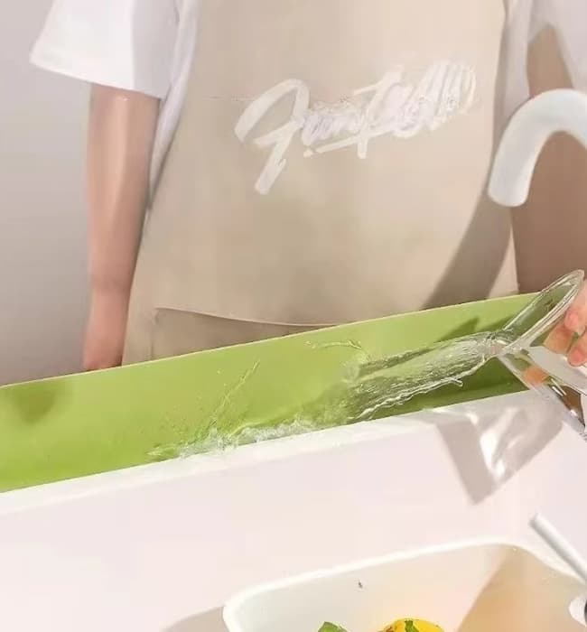 Silicone sink splash guard with non-slip waterproof faucet mat design.